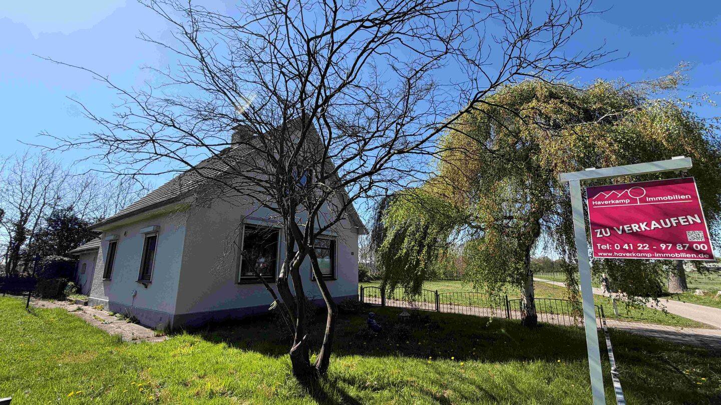 Charmantes Einfamilienhaus auf großzügigem Grundstück in begehrter Lage von Moorrege, 25436 Moorrege