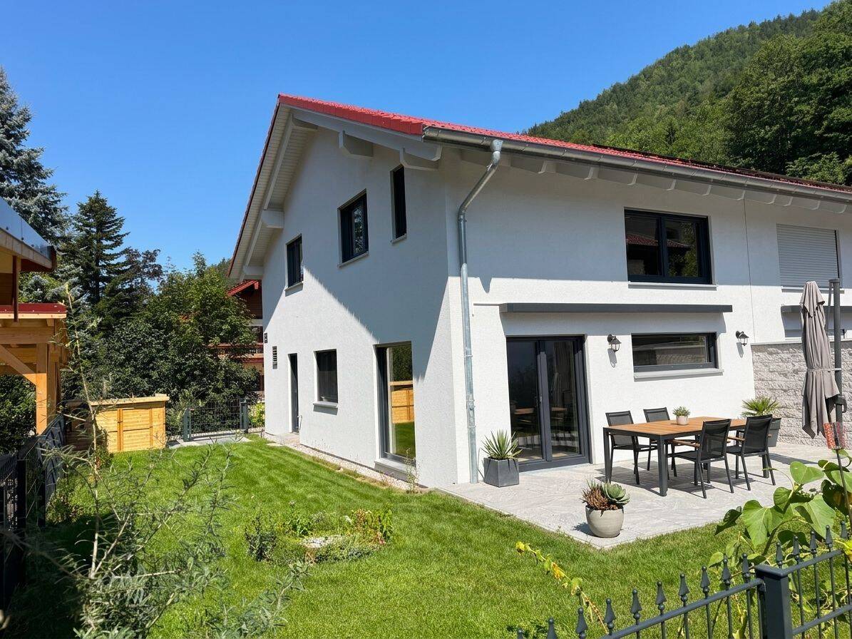 Sofort bezugsfrei:  Moderne Haushälfte Baujahr 2024 mit Einbauküche und Südgarten (Effizienzhaus 40), 83324 Ruhpolding