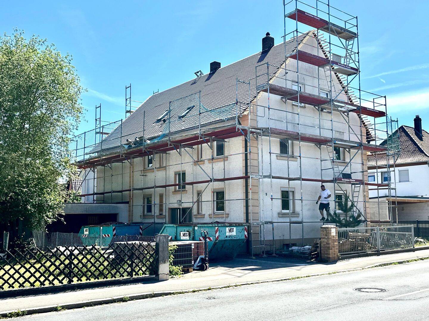 top-sanierte, freie 4-Zimmer-Eigentumswohnung im 1. Obergeschoss, 112 qm Wohnfläche, mit Balkon, inkl. moderner Einbauküche, provisionsfrei, 90587 Veitsbronn