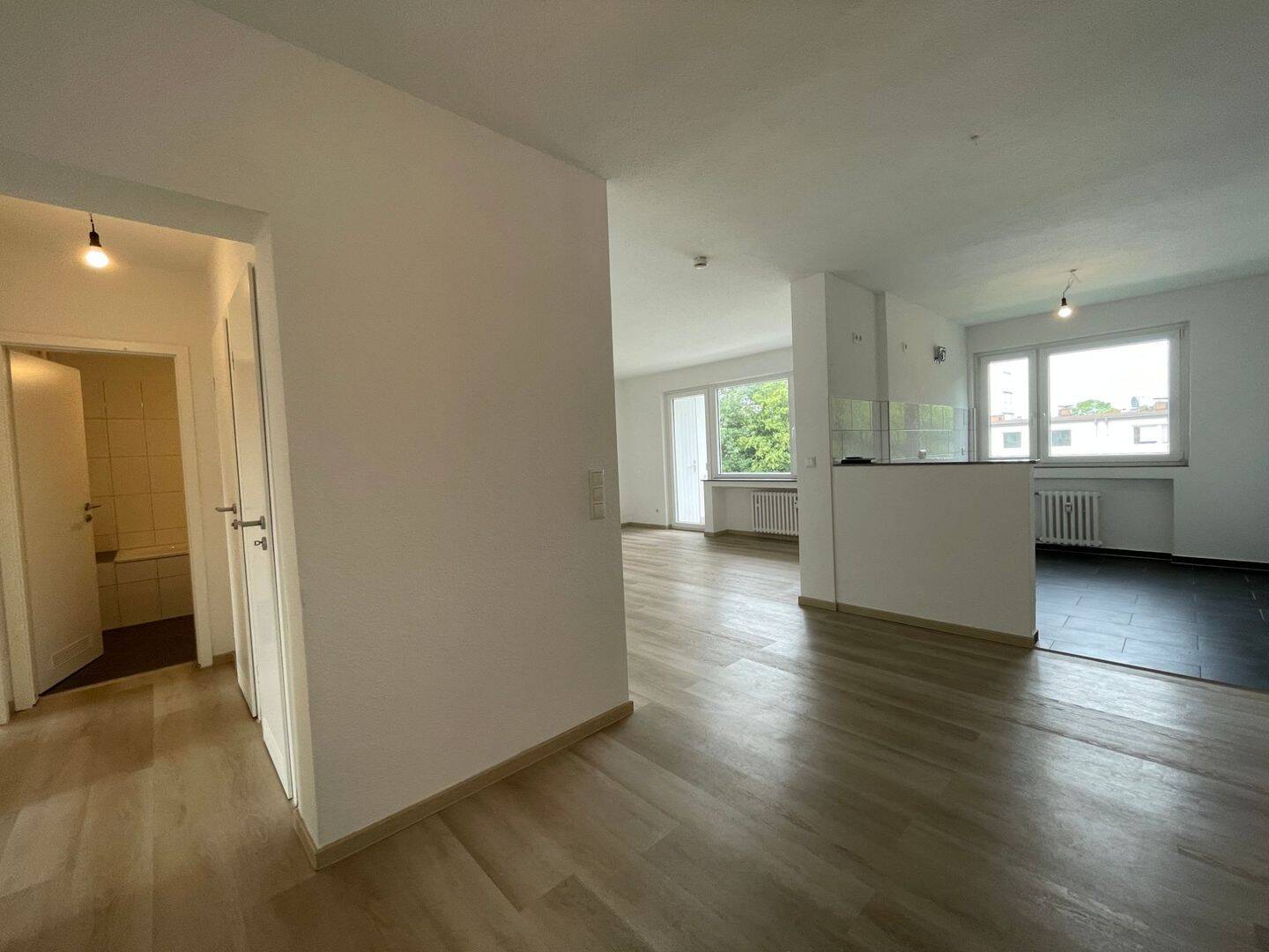 helle Wohnung mit Balkon und offener Küche, 47169 Duisburg (Aldenrade Fahrn Marxloh Röttgersbach Wehofen)
