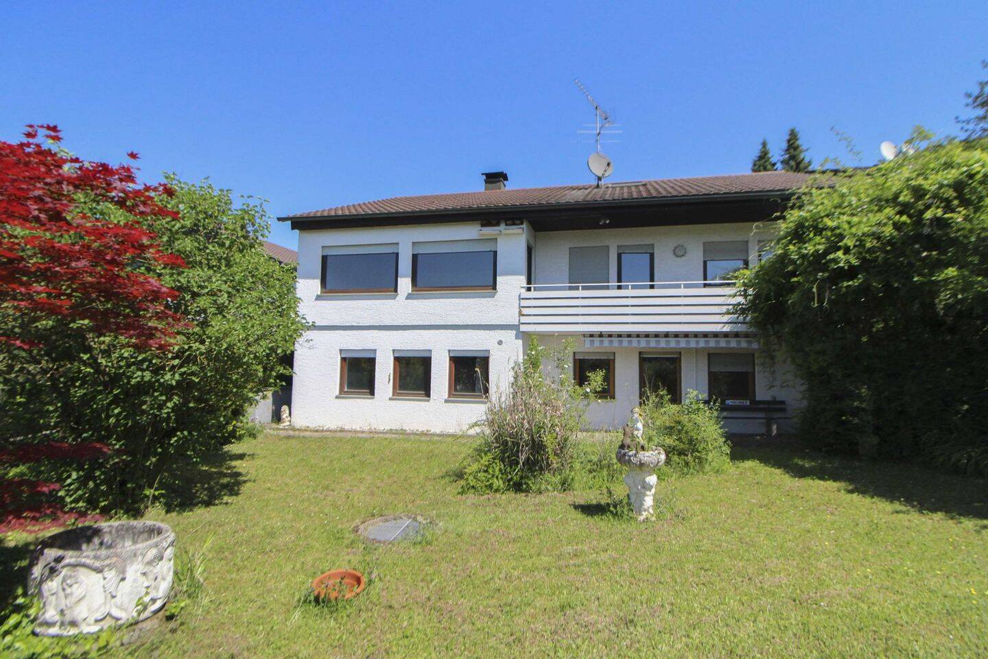 Freistehendes Einfamilienhaus mit ELW, großem Garten und 3 Garagen auf 1.443 m² Grundstück, 75428 Illingen