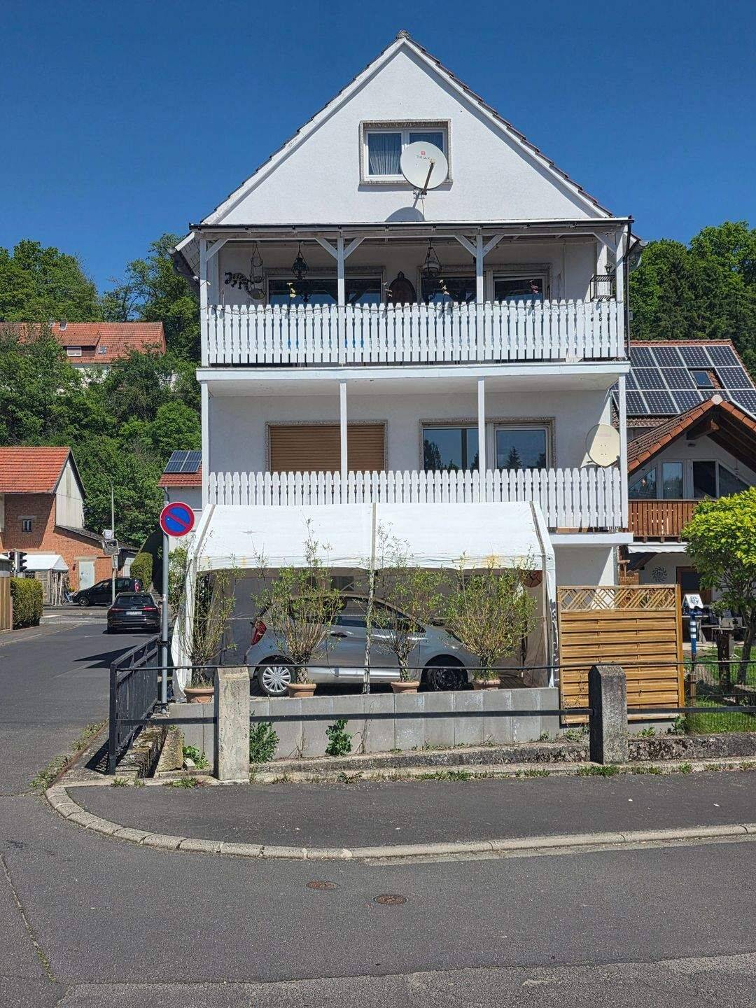 Frisch renovierte 3 Zimmer, Küche,Bad –Erdgeschosswohnung mit Sonnenbalkon, Garage und idyllischem Außenbereich – 95 m² – sofort frei, 36217 Ronshausen