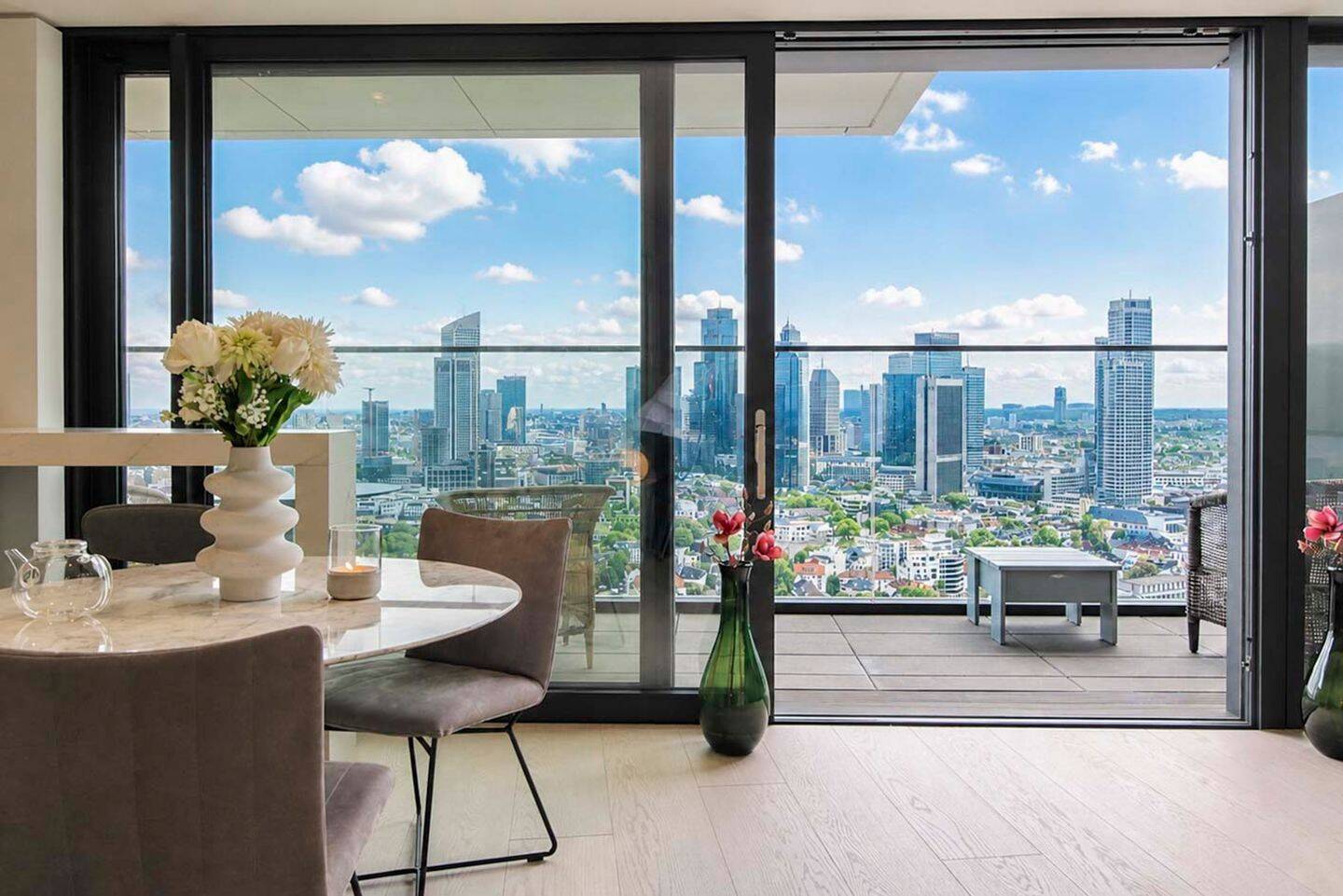 Absolute Rarität: Luxus Apartment mit einmaligem Skylineblick im 140West Tower, 60325 Frankfurt am Main (Bockenheim Gallus Westend-Süd)