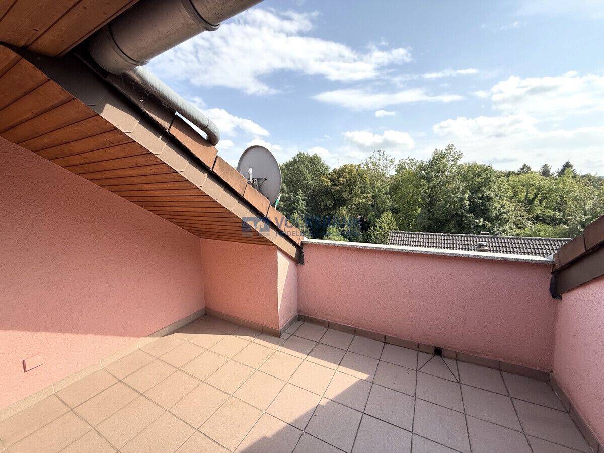 Zentral, hell, gemütlich – Dachgeschosswohnung mit Terrasse und Stellplatz!, 69245 Bammental