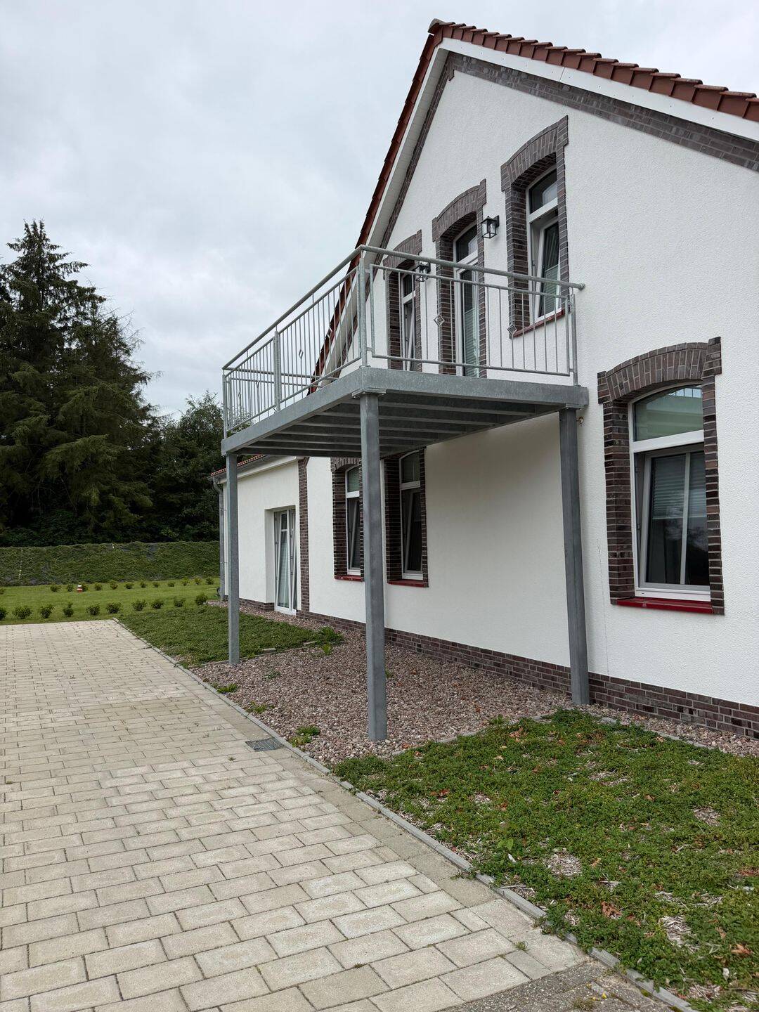 Modernisiert wohnen, großzügig entspannen – stilvolle Obergeschosswohnung mit großem Balkon, 26409 Friedeburg