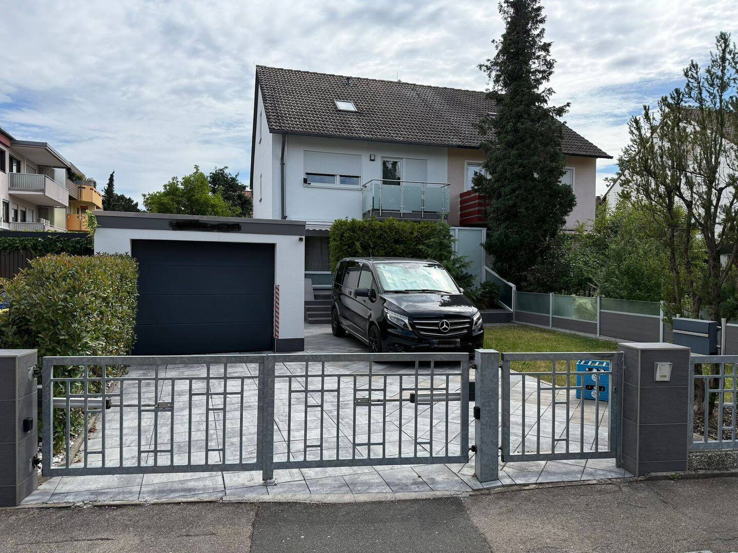 Gepflegte Doppelhaushälfte mit großer Terrasse, Balkon, Garage und Werkstatt in Nürnberg-Neukatzwang, 90453 Nürnberg
