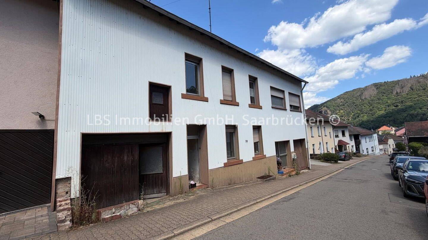 Zweifamilienhaus in Saarhölzbach, 66693 Mettlach