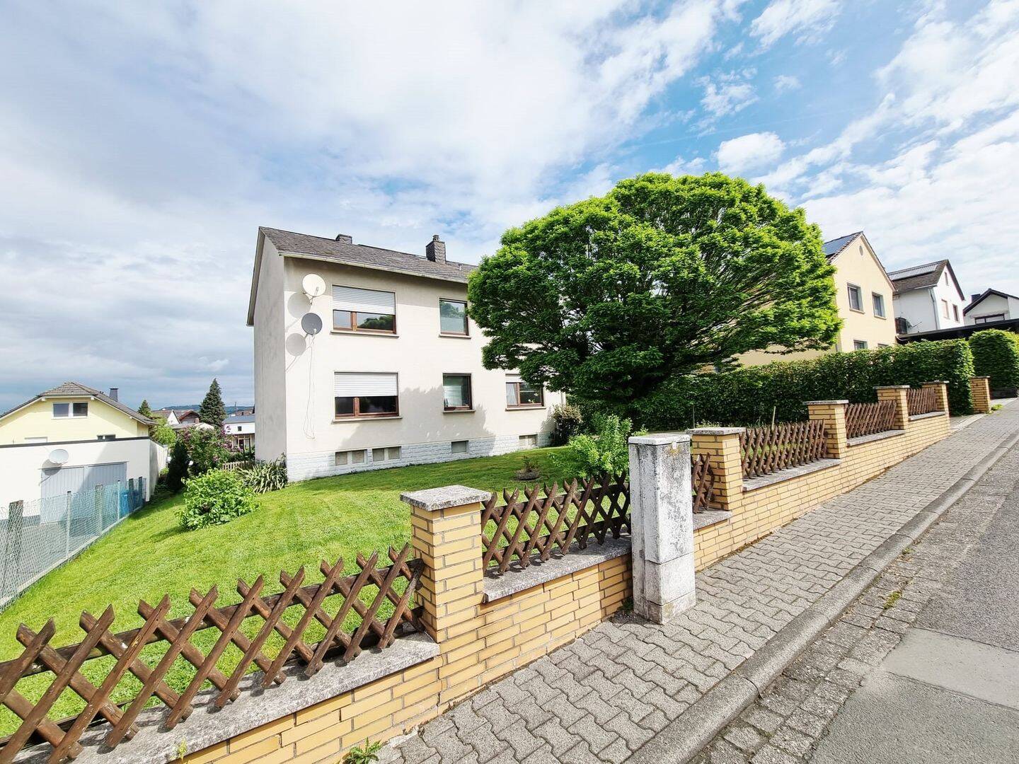 Elbtal: Zweifamilienhaus in ruhiger Lage mit Garten und Garage, 65627 Elbtal