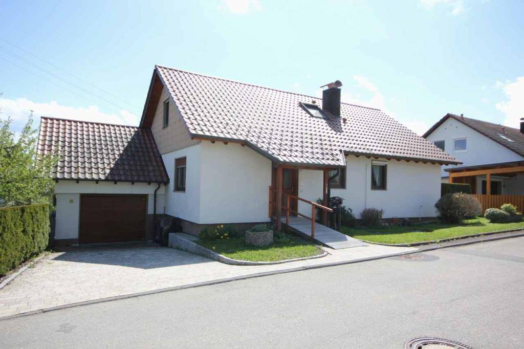 Tolle Gelegenheit! Einfamilienhaus mit Garage u. ELW am Ortsrand zu einem fairen Preis!, 72351 Geislingen