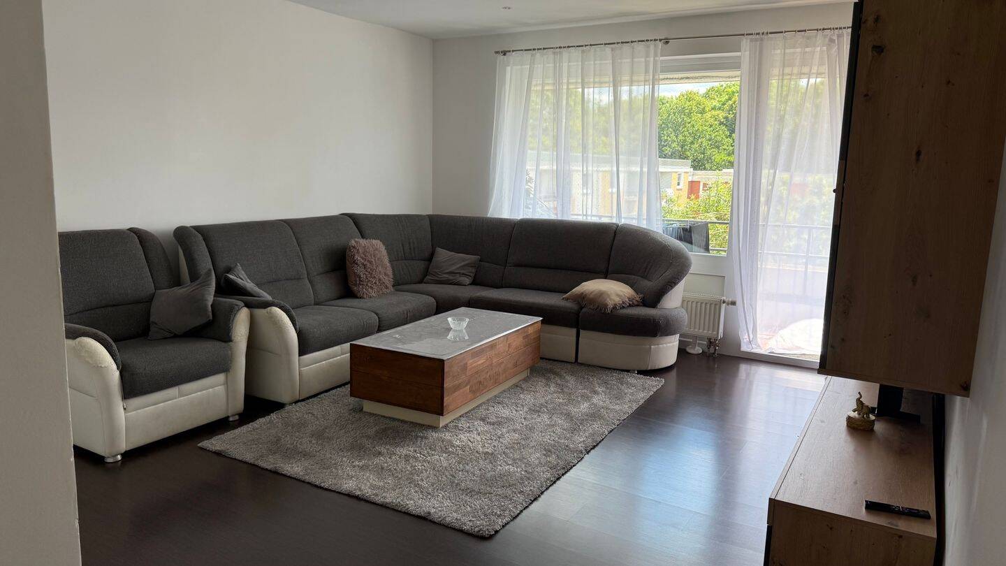 Vollmöblierte modernisierte Wohnung mit drei Zimmern sowie 2 Balkonen und Einbauküche in Wolfsburg, 38444 Wolfsburg (Detmerode Hattorf Heiligendorf Rabenberg Westhagen)