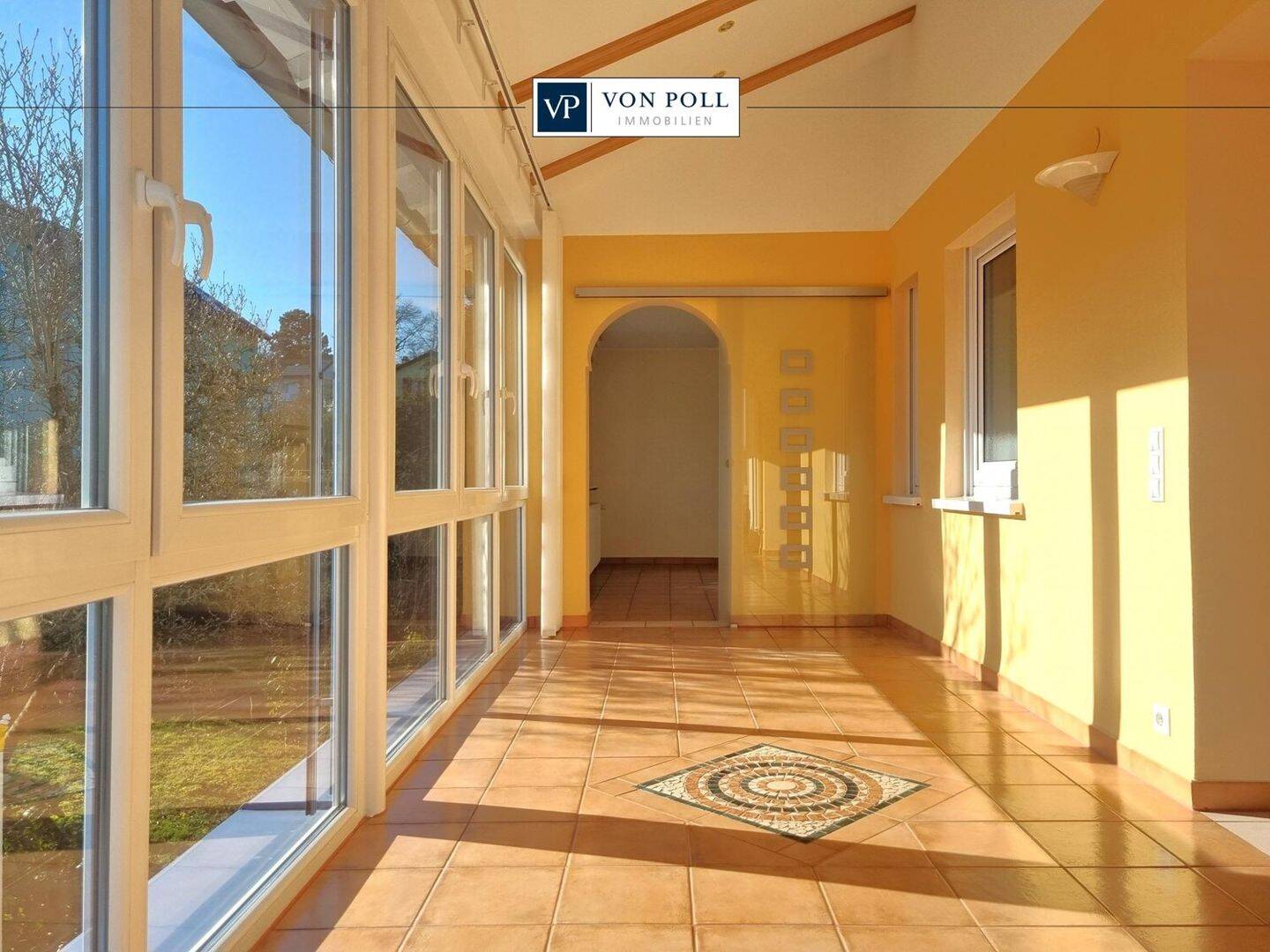 Helle Obergeschosswohnung mit Wintergarten, Einbauküche und viel Stauraum, 75180 Pforzheim (Büchenbronn Dillweißenstein Sonnenberg Sonnenhof)