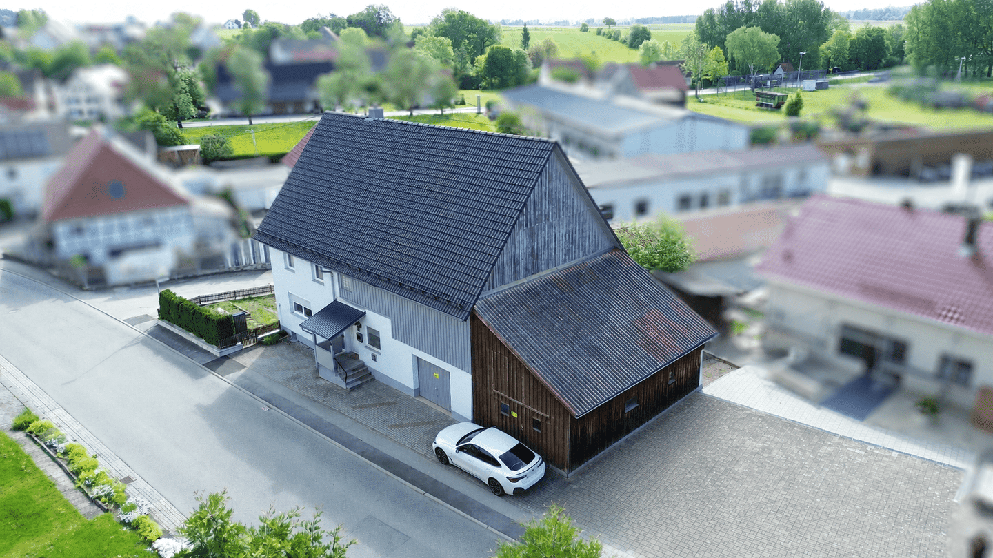 Wohnqualität für Familien: Modernisiertes Zweifamilienhaus mit Ausbaureserve, 88422 Kanzach