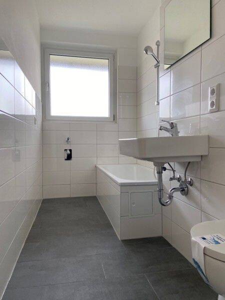 Tolle 2 Zimmerwohnung mit Loggia sucht Sie!, 90471 Nürnberg (Dutzendteich Langwasser Neuselsbrunn Stadion Zollhaus)
