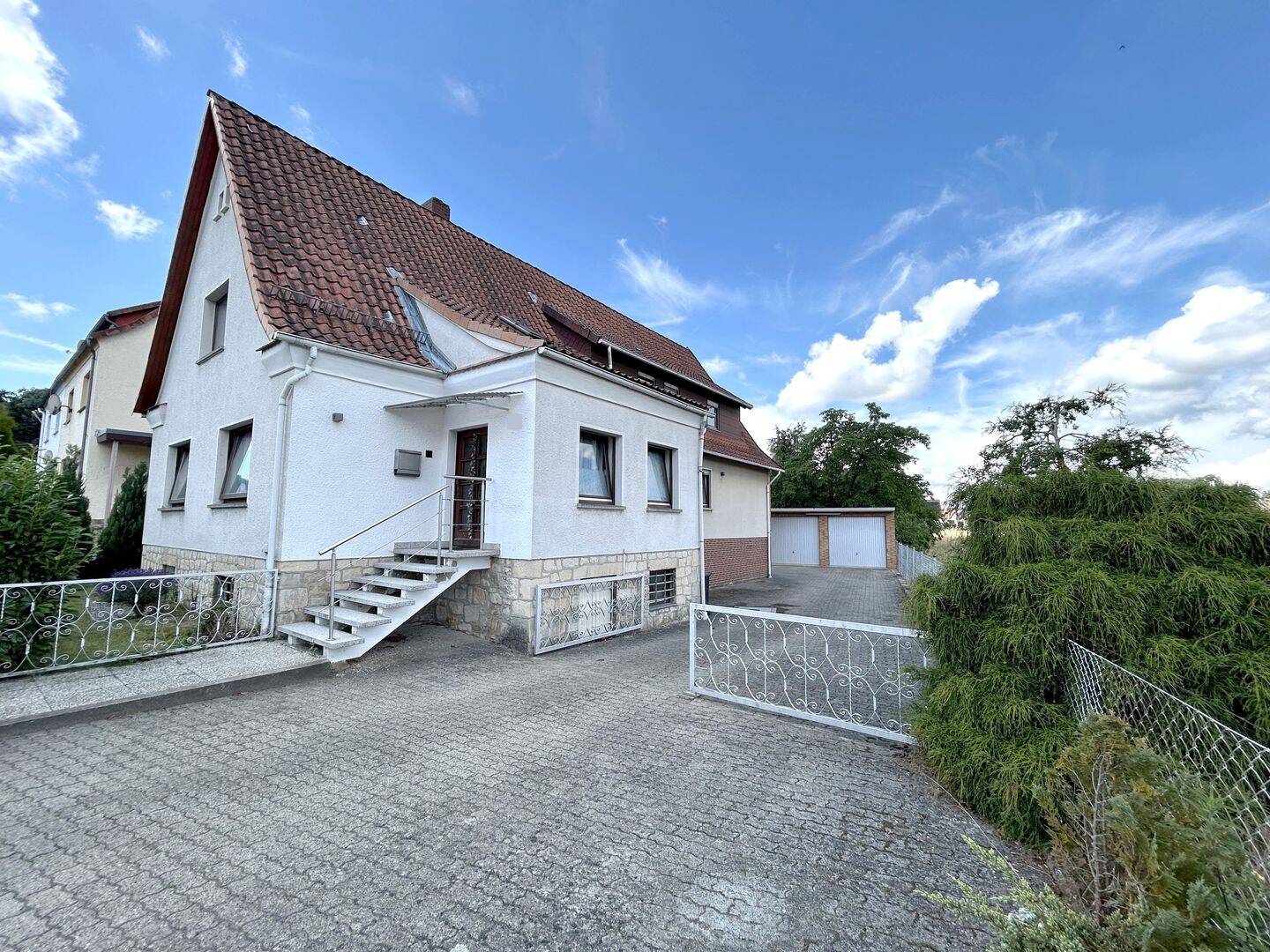 Großzügiges Zweifamilienhaus mit weitläufigem Grundstück und Doppelgarage in Duingen, 31089 Duingen