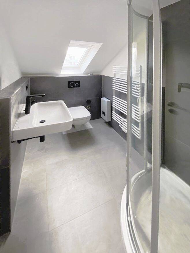 Top gepflegte DG-Wohnung mit modernem Bad und Cabriofenster, 42853 Remscheid (Innen Nord)
