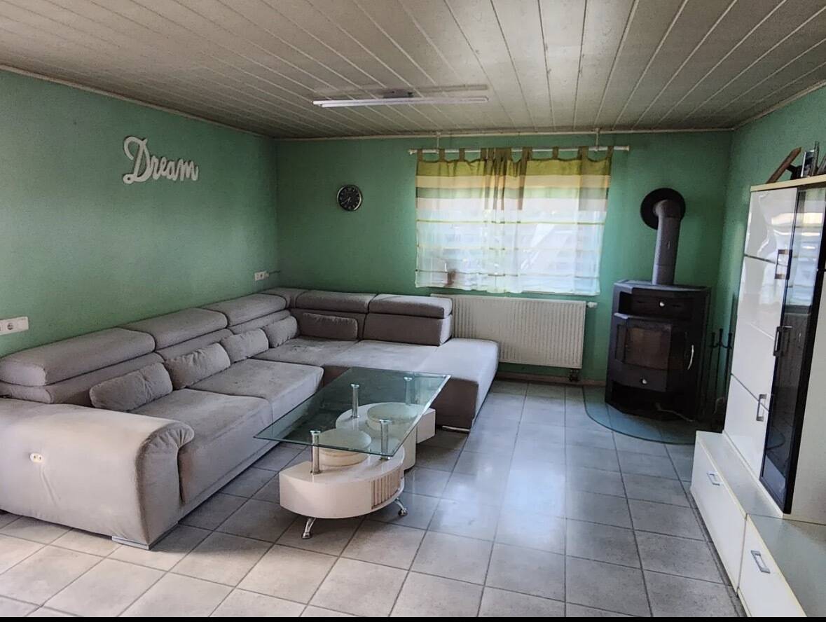 Geräumiges Einfamilienhaus mit Garten, zwei Garagen und viel Potential, 71409 Schwaikheim