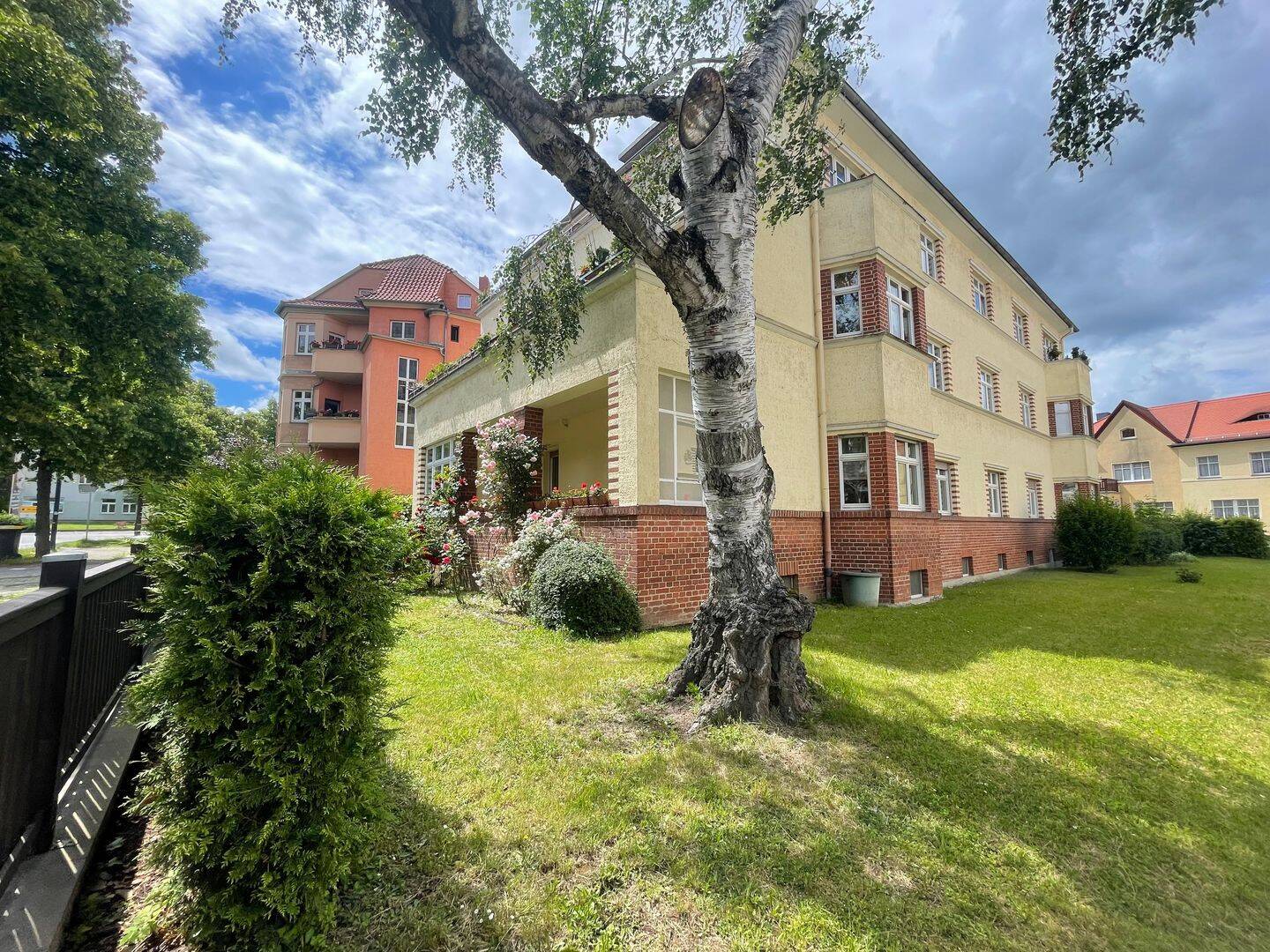 Stilvoll wohnen im Baudenkmal: 3-Zimmer, Westbalkon & TG-Stellplatz, 6618 Mertendorf