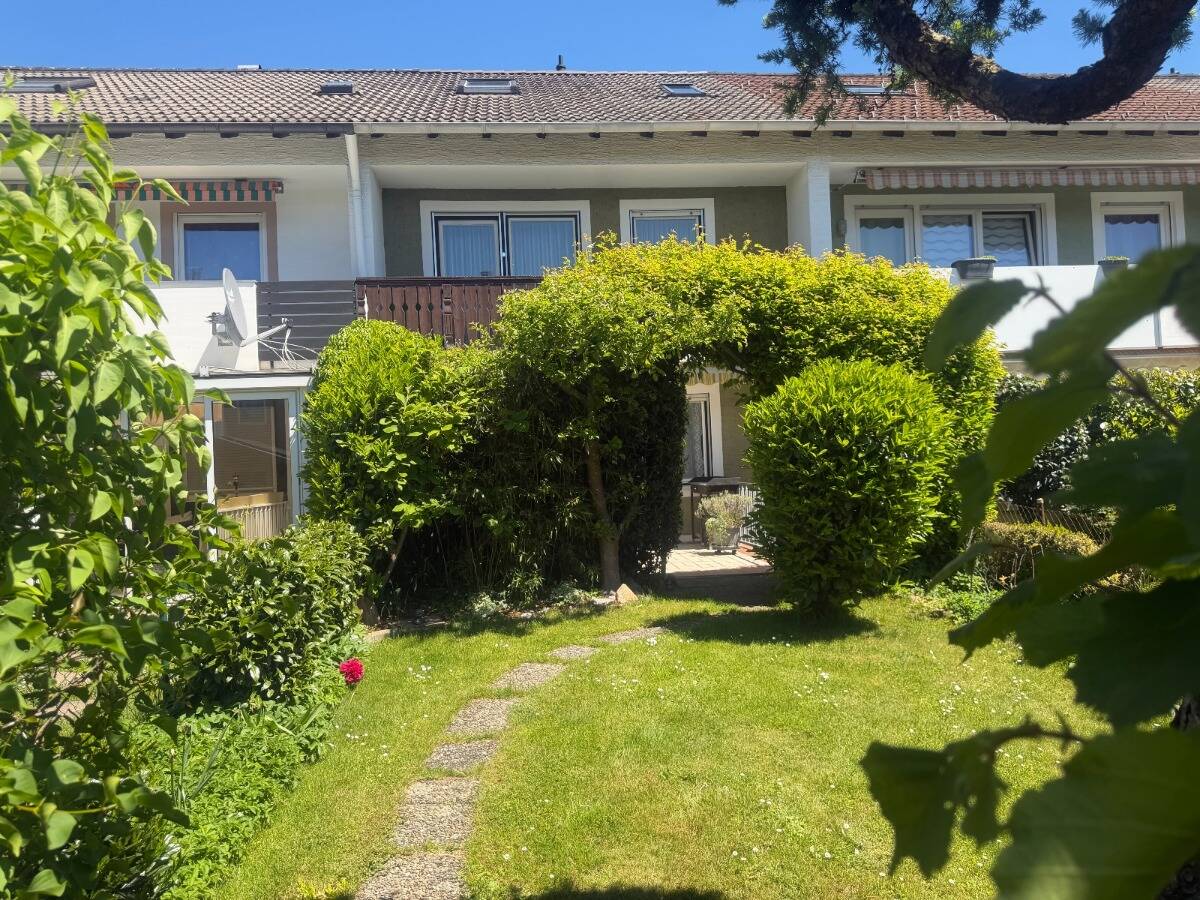 Gepflegtes Reihenmittelhaus mit schönem Garten, Balkon und viel Potenzial, 87600 Kaufbeuren