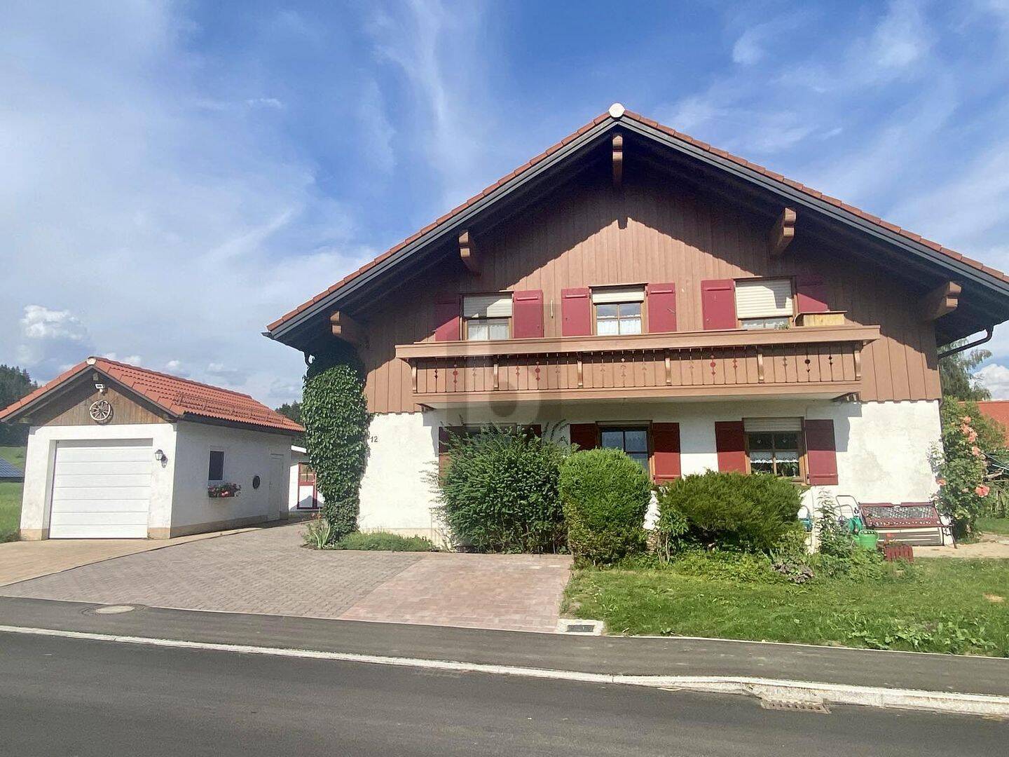 GEMÜTLICH MIT EINLIEGERWOHNUNG UND GARAGE, 88167 Stiefenhofen