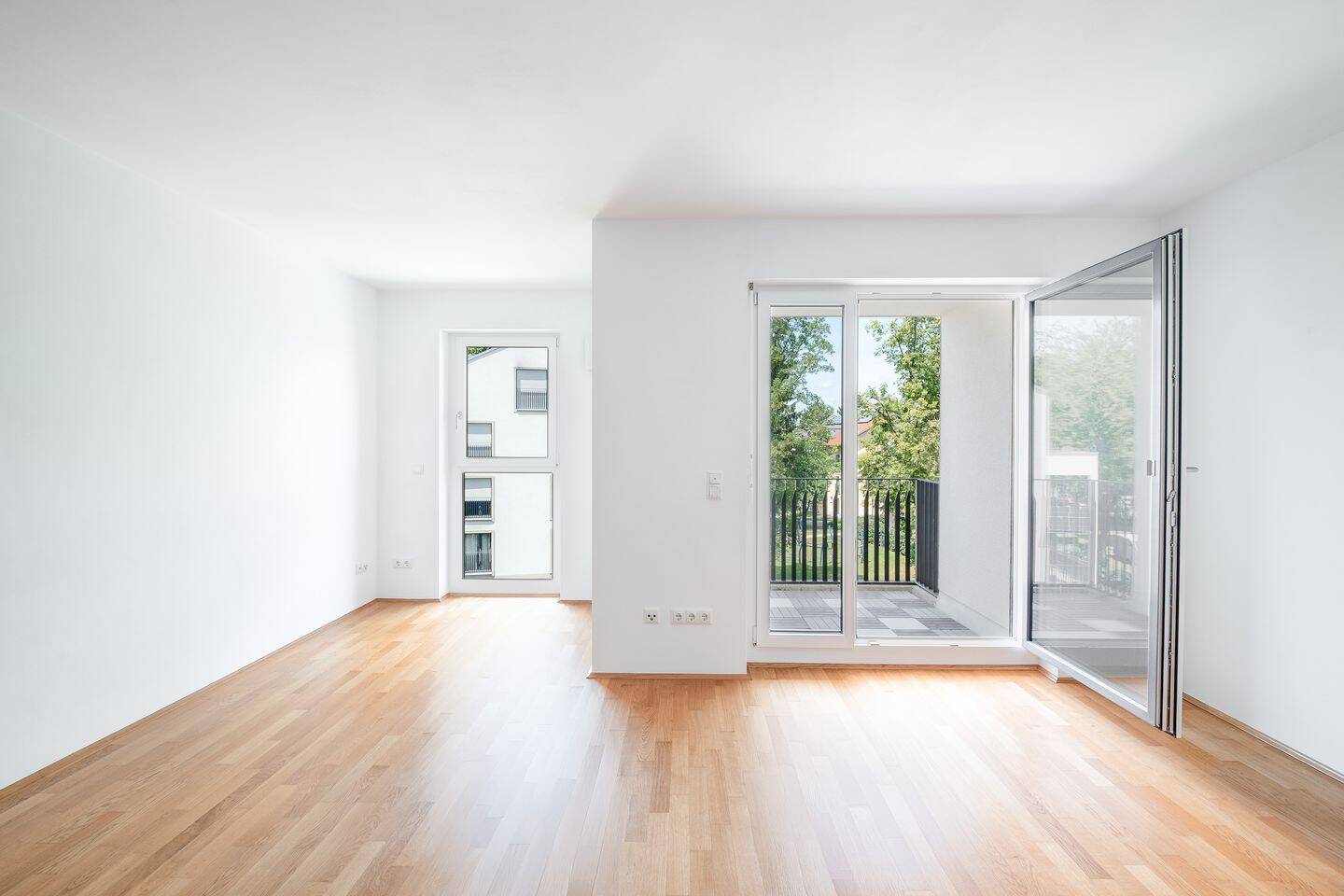 Moderne, bezugsfreie 2-Zimmer-Wohnung mit Loggia in ruhiger Lage, 81825 München (Berg am Laim Trudering-Riem)