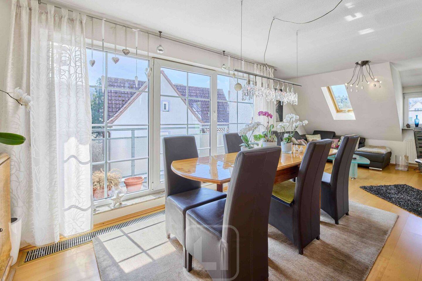 Lichtdurchflutete Maisonette-Wohnung | Tolles Raumangebot | Dachterrasse & Loggia | TG-Stellplatz, 70329 Stuttgart (Hedelfingen Obertürkheim Rohracker Uhlbach)