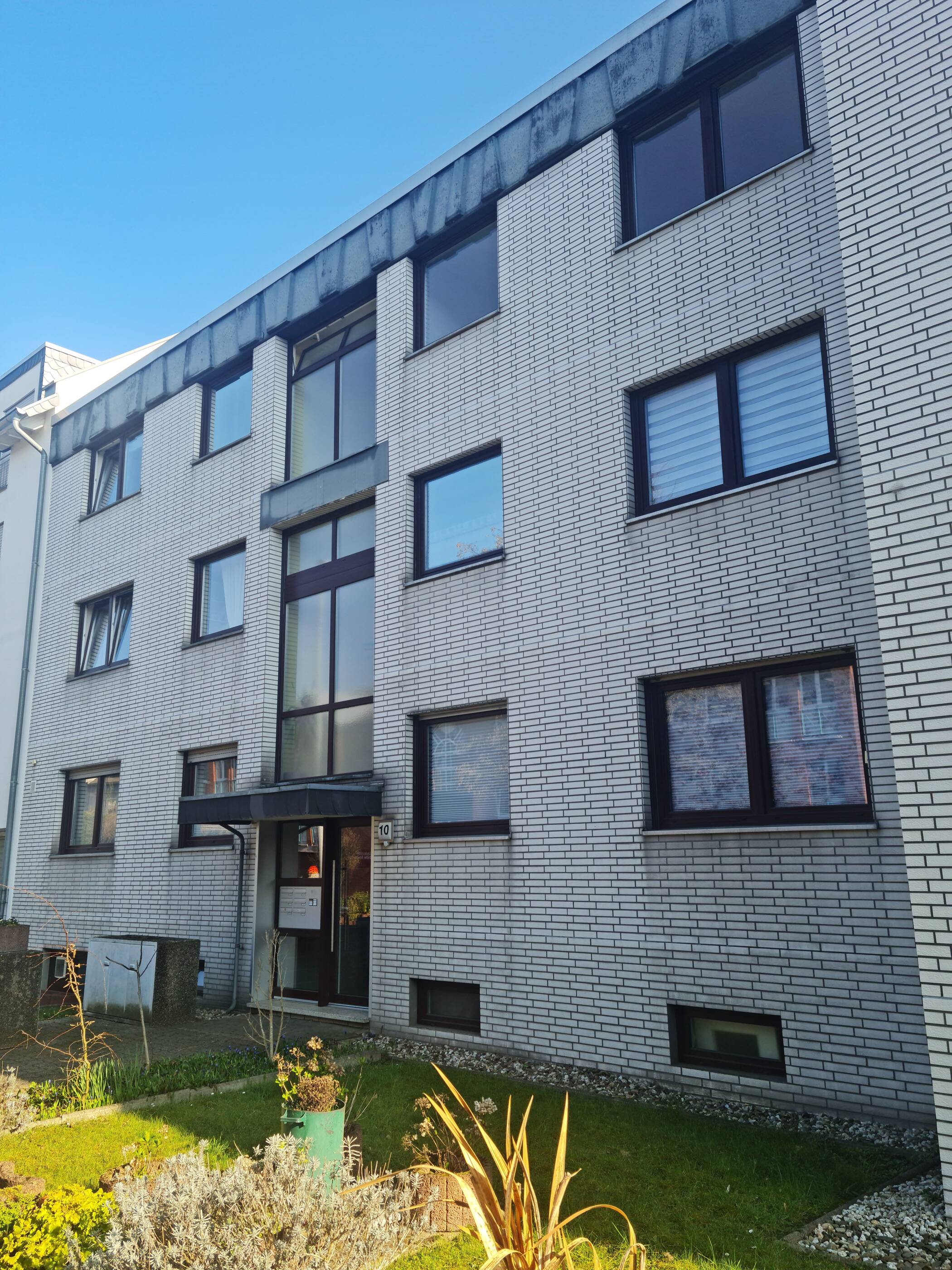 Moderne, helle 3-Zimmer-Wohnung mit Balkon und Garage in Herzen von Refrath, 51427 Bergisch Gladbach