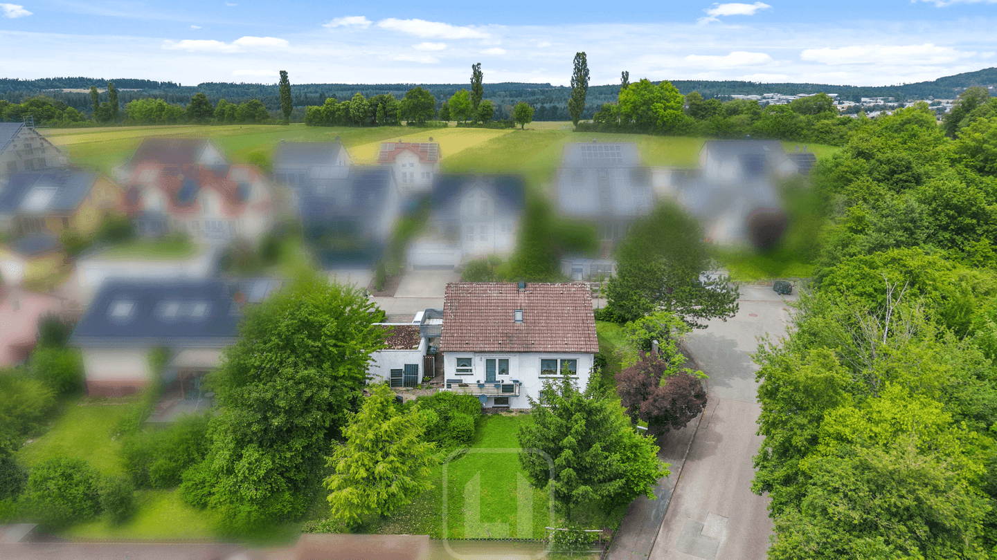 Zweifamilienwohnhaus auf großzügigem Eckgrundstück | Vielseitige Wohnperspektiven | Doppelgarage, 75365 Calw