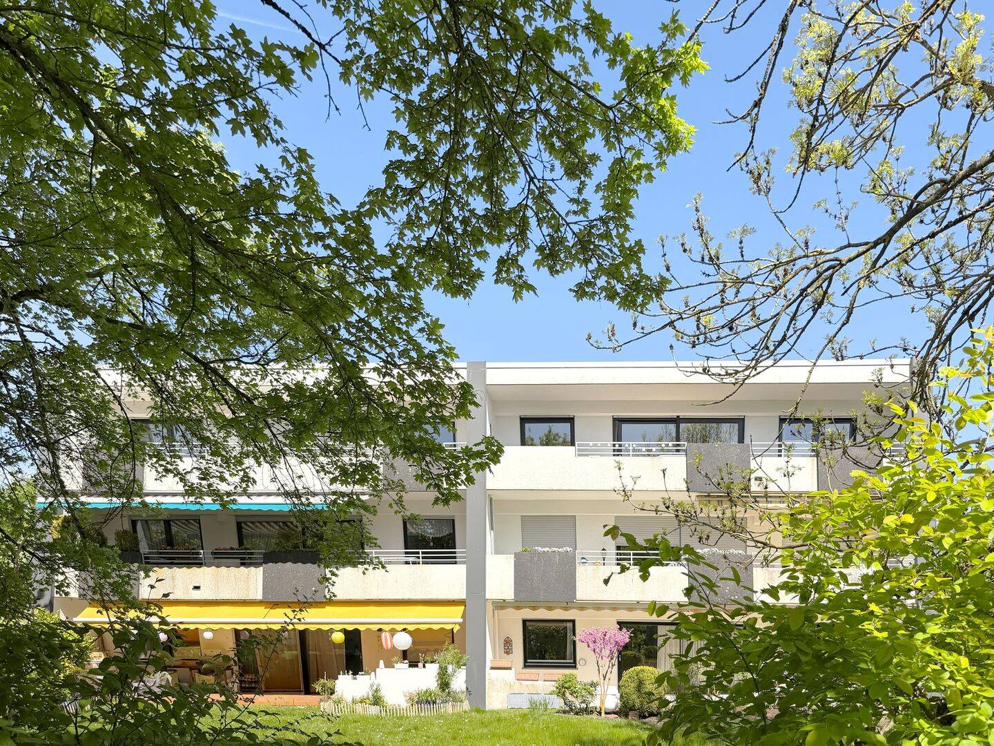 Kassel/Dönche …mit Fernblick Sofort freie, großzügige 3 Zimmerwohnung mit attraktivem großem Balkon und eigener Garage, 34134 Kassel (Niederzwehren Oberzwehren Süsterfeld/Helleböhn)