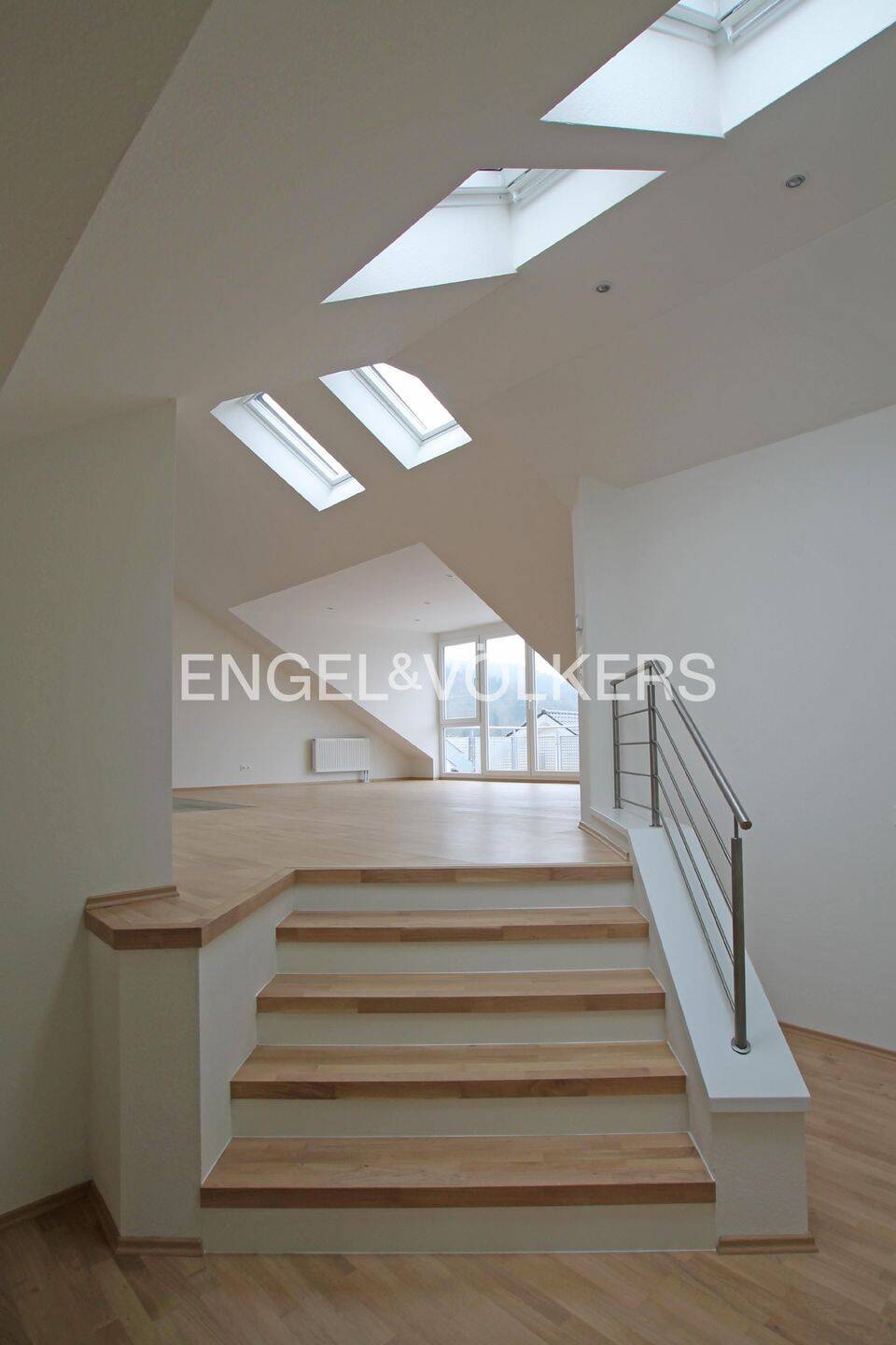 Moderne Dachgeschosswohnung mit offener Wohnküche und Südbalkon, 69221 Dossenheim
