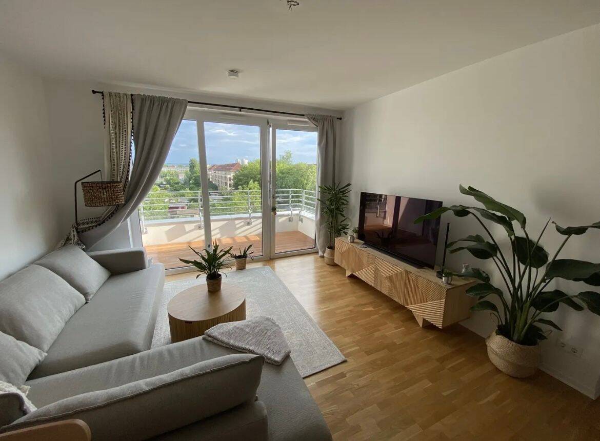 Traumhafte moderne helle 2-Zimmer-Wohnung mit Südbalkon und freiem Blick, 1309 Dresden