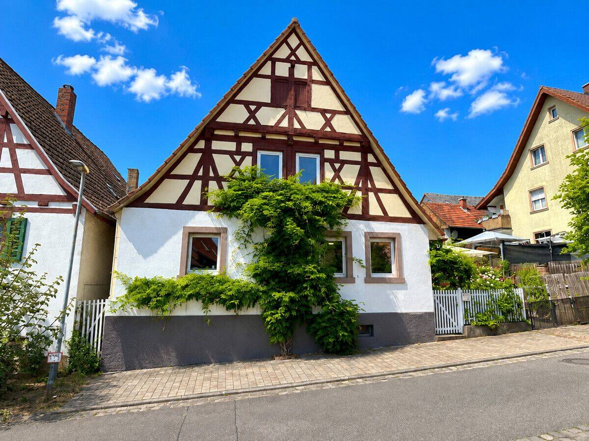 Ein Zuhause mit Seele – Fachwerk-Doppelhaushälfte mit Scheune und Garten, 75196 Remchingen