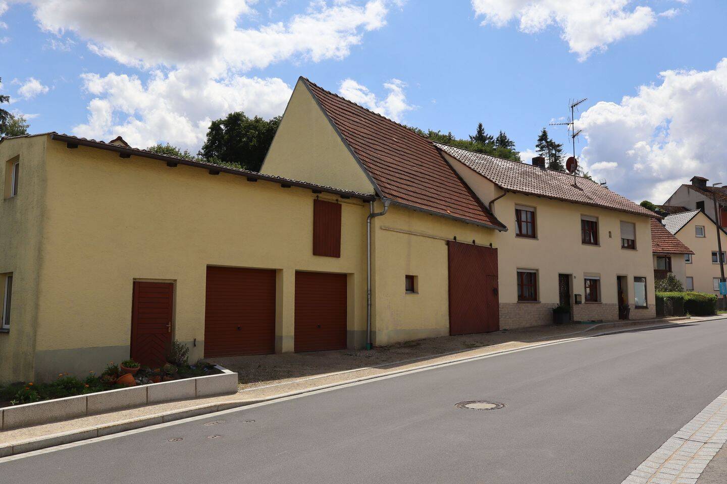Schönes Einfamilienhaus mit Nebengebäude ideal für Handwerker der Platz benötigt, 96170 Lisberg