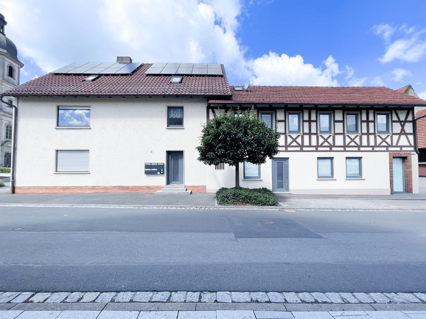 Mehrfamilienhaus mit 5 Wohneinheiten, Scheune, PV-Anlage in Bundorf, 97494 Bundorf
