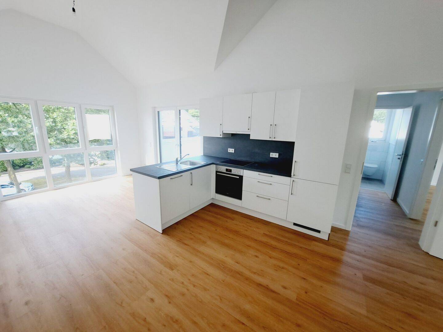 MZ-Lerchenberg, 4-Zimmer-Dachgeschosswohnung mit EBK und Loggia und 2 Pkw Stellplätze, 55127 Mainz (Drais Lerchenberg Marienborn)