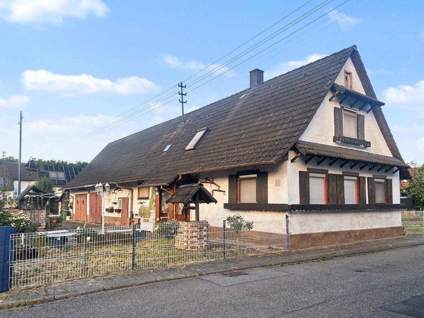 Sanierungsbedürftiges Einfamilienhaus mit Ausbaupotential, Hof und Garten in Rastatt-Wintersdorf, 76437 Rastatt