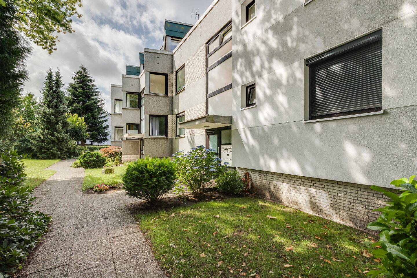 Modernisiert, barrierearm, große Terrasse – Wohnkomfort mit Tiefgaragenstellplatz in Sülldorf, 22589 Hamburg (Altona Blankenese Iserbrook Osdorf Sülldorf)