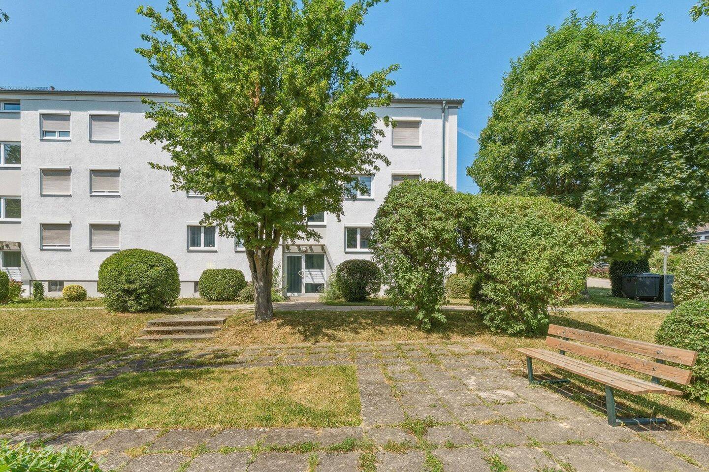 Jetzt zum guten Preis kaufen, wenn andere Urlaub machen – sanierte 3,5-Zi-Wohnung mit Balkon, 71229 Leonberg