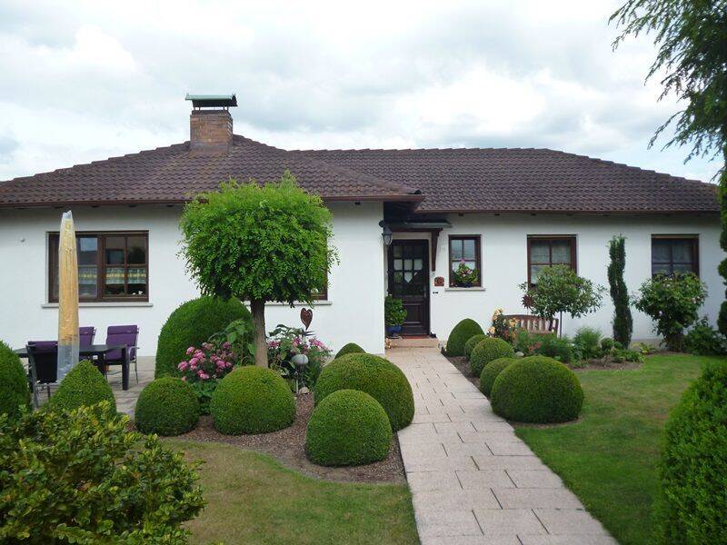 Gerach..Wohnhaus mit Einliegerwohnung in ruhiger Wohnlage, 96161 Gerach