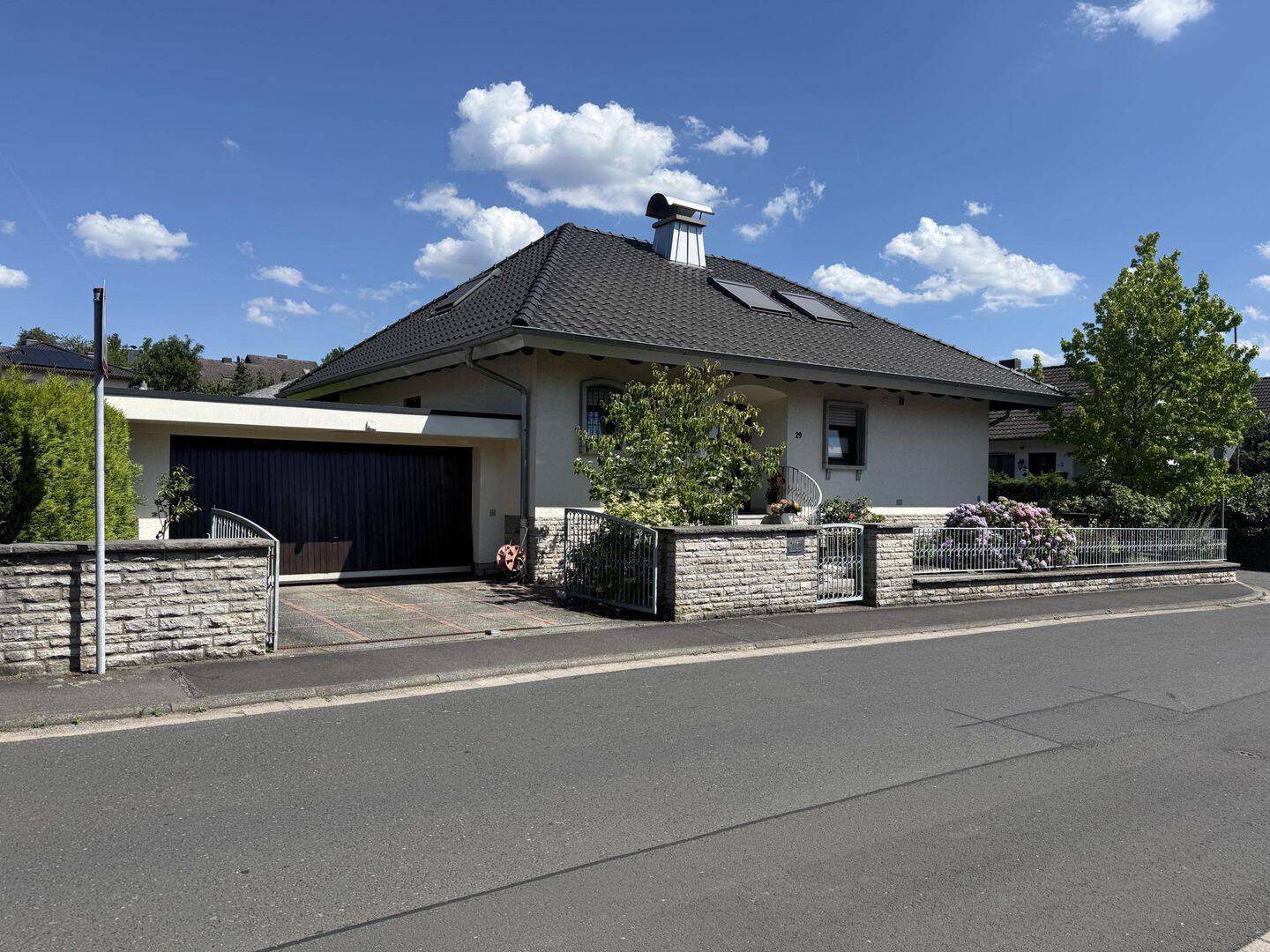 Walmdachbungalow mit schönem Garten in Bestlage, 63808 Haibach