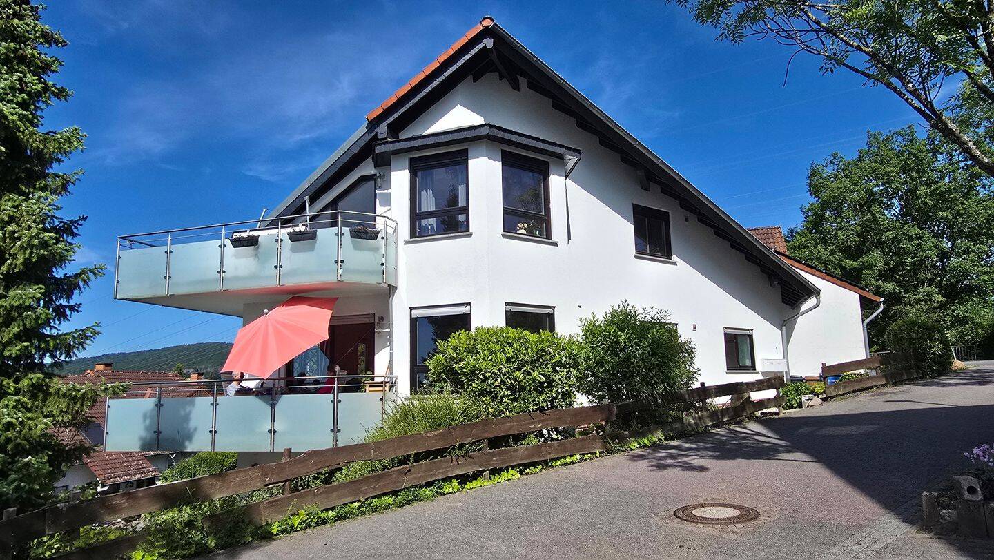 Helle, elegante 3 Zimmer Dachgeschosswohnung mit 80 m² in einem 3 Familienhaus zu vermieten., 65527 Niedernhausen