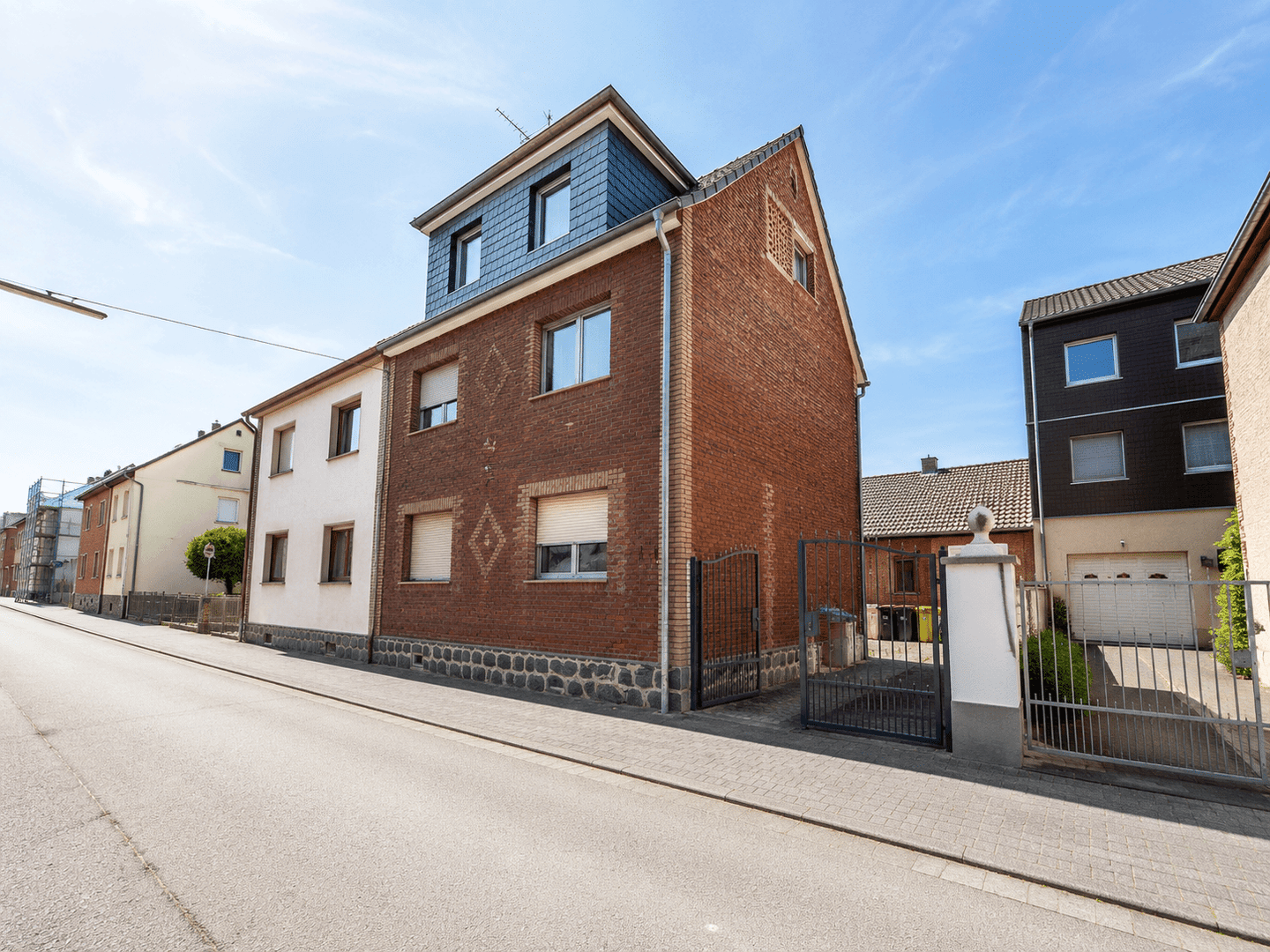 Zweifamilienhaus mit Scheune & zusätzlichem Baupotenzial in begehrter Lage von Hanau-Klein-Auheim, 63456 Hanau