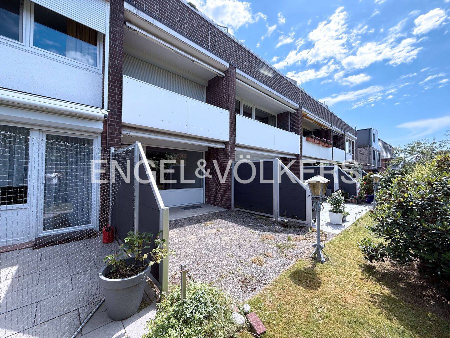 Ruhiges Wohnen mit Blick ins Grüne: 3-Zimmer Hochparterrewohnung mit Terrasse und Tiefgaragenstellplatz, 22149 Hamburg (Wandsbek Rahlstedt Tonndorf)