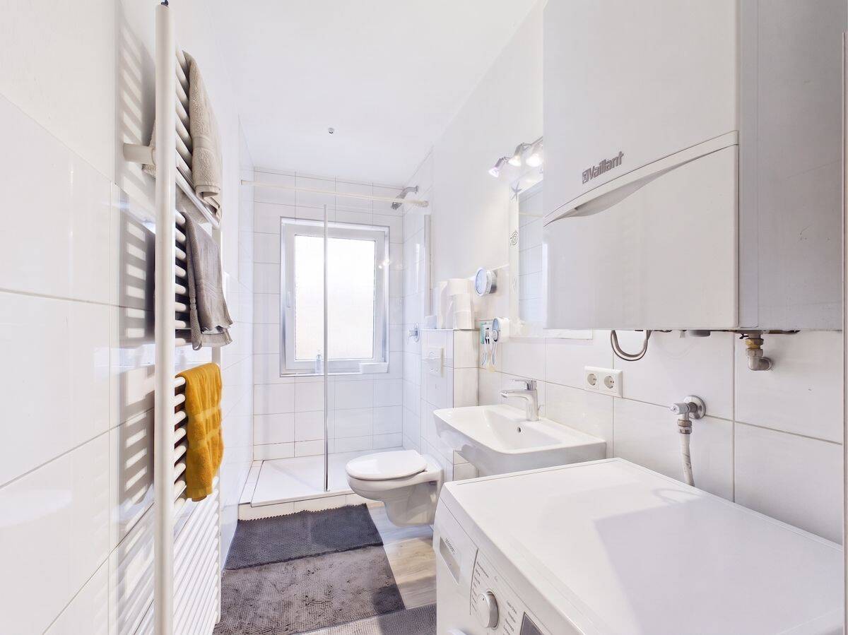 Beliebte Lage in S-Bad Cannstatt. Renovierte 3-Zimmer Whg. mit Balkon, EBK, Tageslichtbad, 2 Keller, 70374 Stuttgart (Bad Cannstatt Sommerrain)