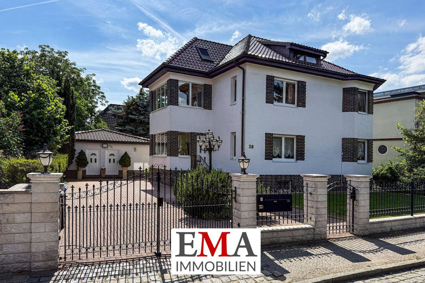 Ein Zuhause mit Perspektive – Einfamilienhaus auf drei Ebenen mit Pool und Nebengebäude, 12555 Berlin (Treptow-Köpenick Köpenick)