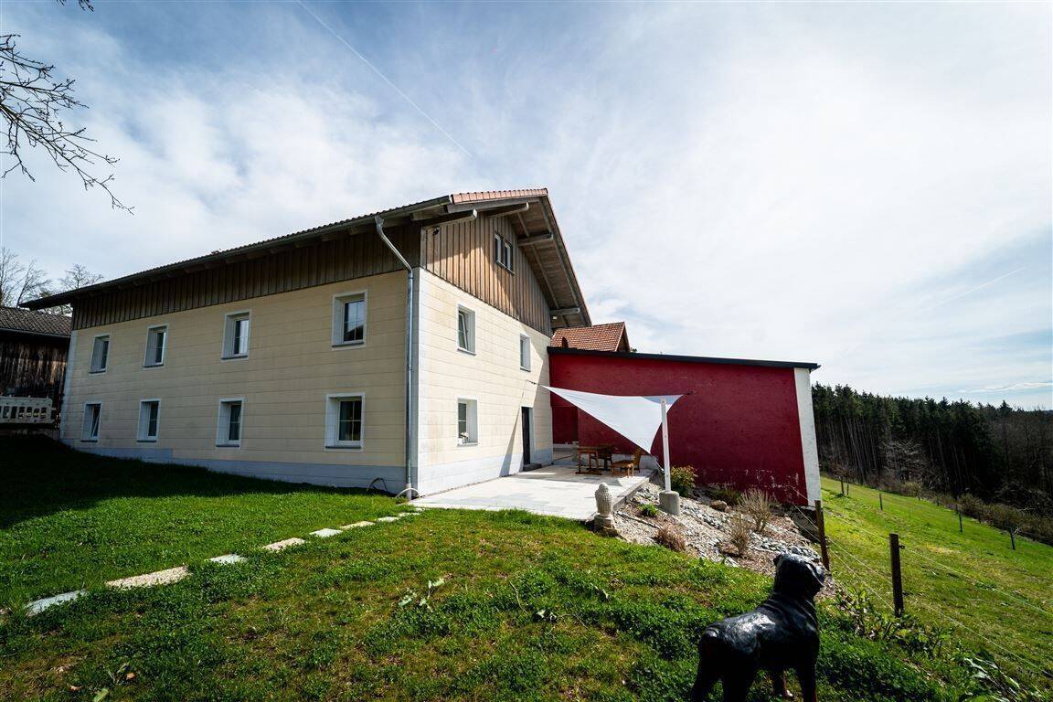 Wo Ruhe auf Natur trifft – charmantes Landhaus mit Pferdestall, Fischweiher und 3,6 Hektar, 94575 Windorf