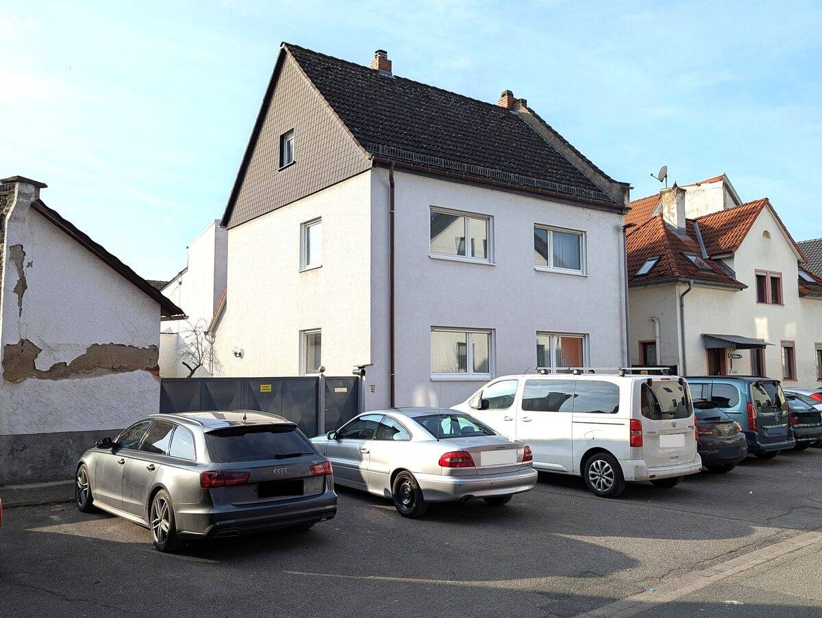 Einfamilienhaus mit Anbau, Doppelgarage und Stellplätzen, 65474 Bischofsheim