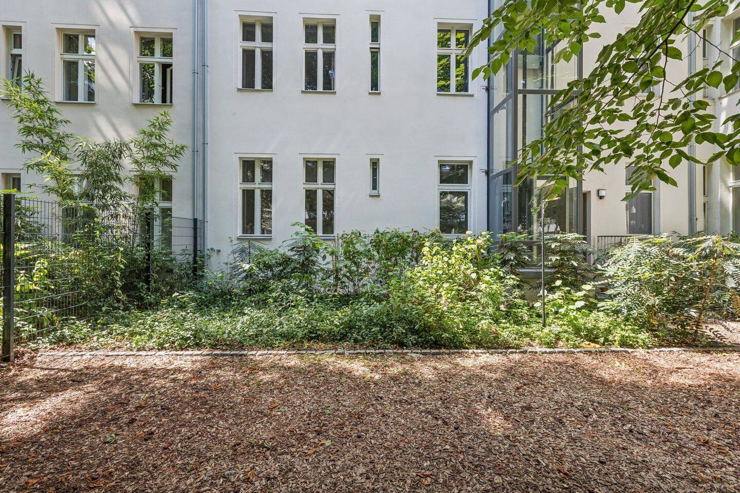 Wohnglück am Wasser: Altbaucharme, Südterrasse & ca .60 m² Privatgarten, 12059 Berlin (Neukölln Kolonie Petersbaude Kolonie Rübezahl)