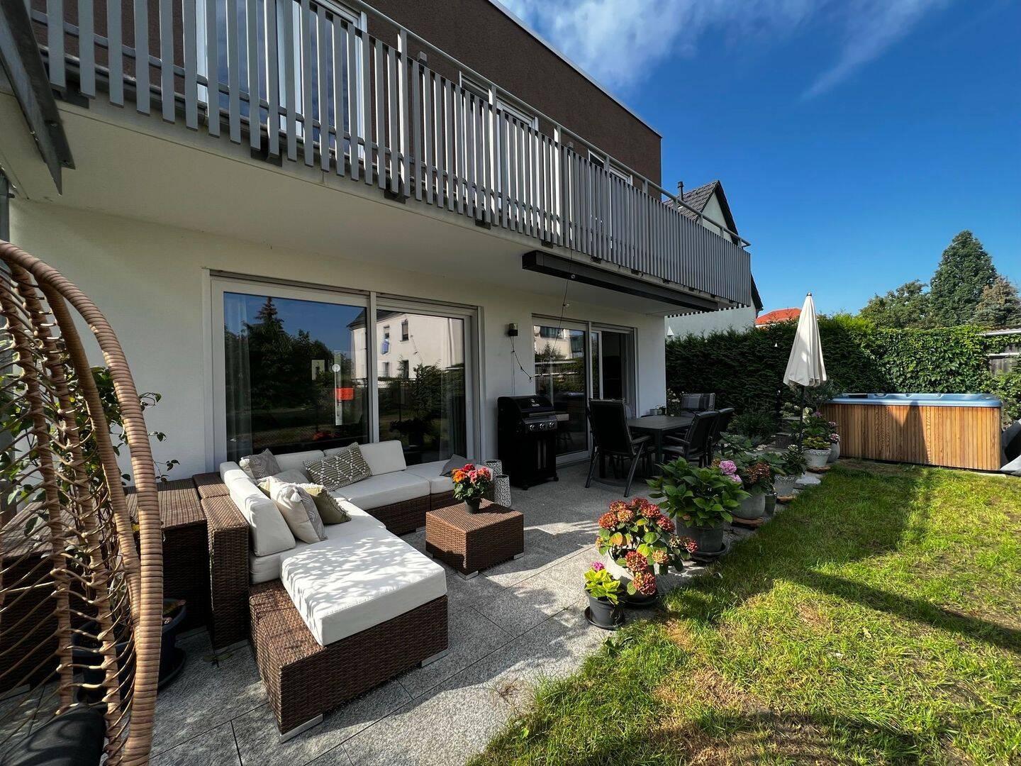 Modernes Einfamilienhaus mit EBK, Terrasse, Balkon, Grünflächen und Carport, 1156 Dresden
