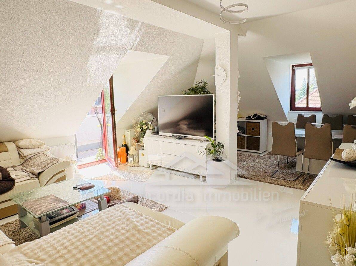Großzügig und hell; Dachgeschosswohnung mit Weitblick und Stellplatz, 1445 Radebeul