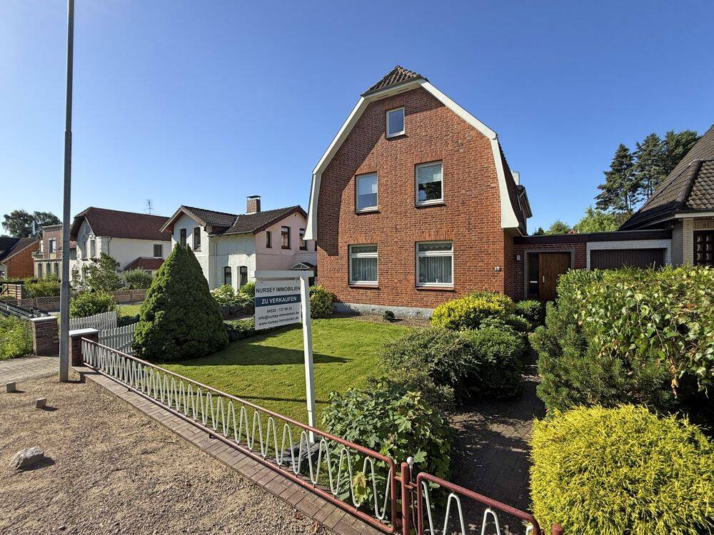 Reinfeld – Stilvolles Mansarddach-Stadthaus als Ein- oder Zweifamilienhaus nutzbar, Garagen, Carports und Erweiterungsmöglichkeiten, 23858 Reinfeld (Holstein)